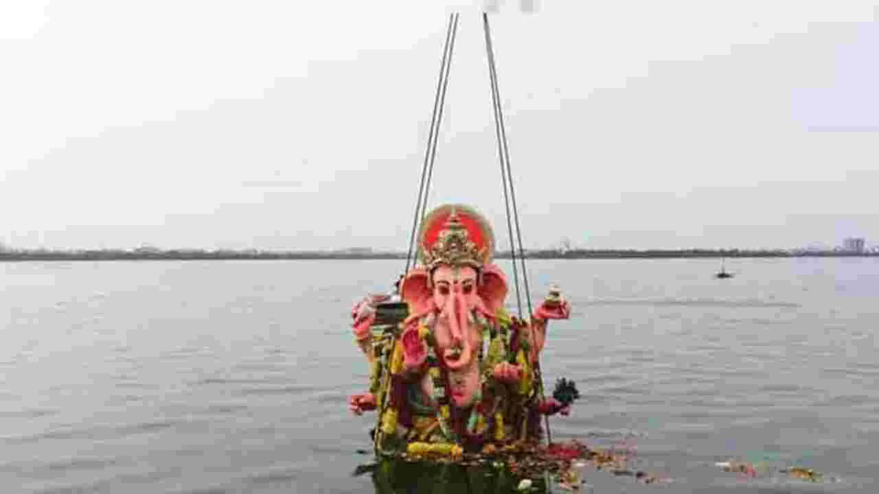 రేపు గణేష్‌ నిమజ్జనం.. బడులు, ఆఫీసులకు సెలవు