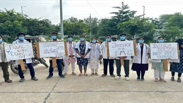 ఎఫ్‌ఎంజీల ఇంటర్న్‌షిప్‌ రద్దు చేద్దాం!