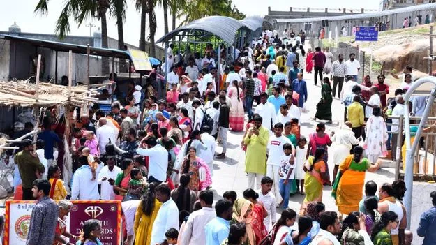 యాదగిరిగుట్టలో కిక్కిరిసిన తిరువీధులు