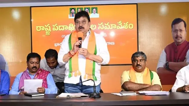 జిల్లాల్లో ఎందుకు పర్యటించడం లేదు?