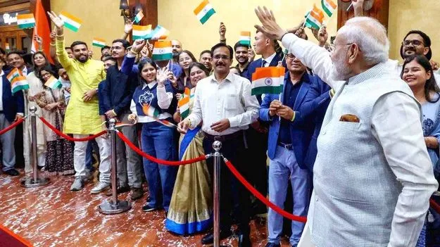 కిర్గిస్థాన్‌లో ప్రధాని మోదీకి ఘన స్వాగతం.. 'భారత్ మాతా కీ జై' నినాదాలతో హోరెత్తిన పరిసరాలు..