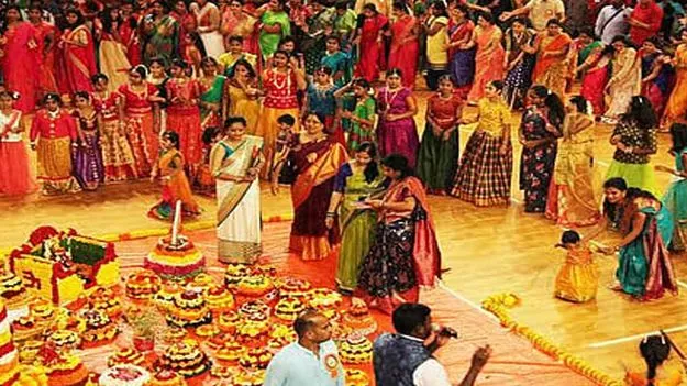 దుబాయిలో బతుకమ్మ చందాల దందా!