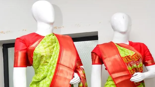 అదిరిపోయే డిజైన్‌తో చిలకపచ్చ చీర!