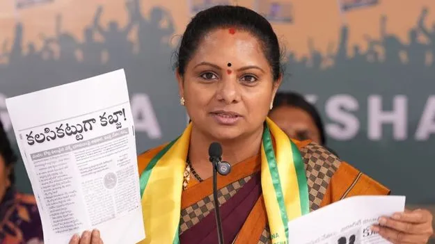 నీ చేతగానితనాన్ని అధినేతపై రుద్దుతావా?