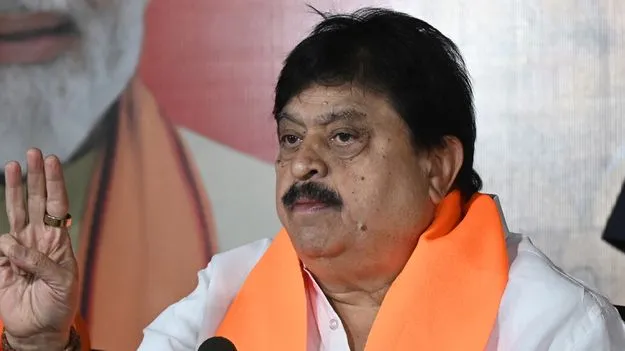 మాక్‌ పార్లమెంటు పేరిట ప్రజాస్వామ్య అవహేళన