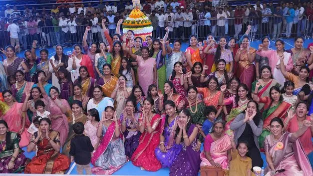 బీజేపీ ‘బతుకమ్మ’కు బ్రహ్మరథం 