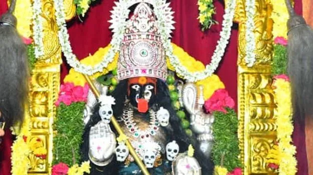 మహిషాసురమర్ధిని అలంకారంలో  దర్శనమిచ్చిన అమ్మవారు