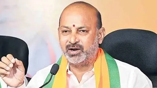 నిజాంను పొగిడిన రేవంత్‌, కేసీఆర్‌లు  ప్రజలకు క్షమాపణ చెప్పాలి