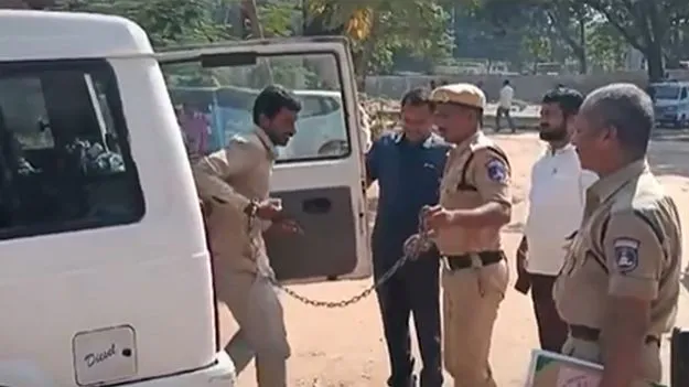 లగచర్ల ఖైదీ చేతికి సంకెళ్లు.. జైలు సూపరింటెండెంట్‌పై విచారణ