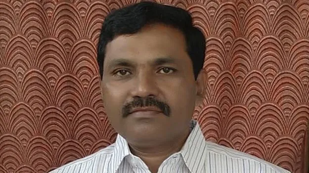 తోటి ఉద్యోగిని,  విలేకరులు వేధిస్తున్నారని.. ఓ ఉద్యోగి ఆత్మహత్య