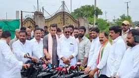 ఒక్కొక్కరికి రెండు మూడు ఫాంహౌస్‌లు 