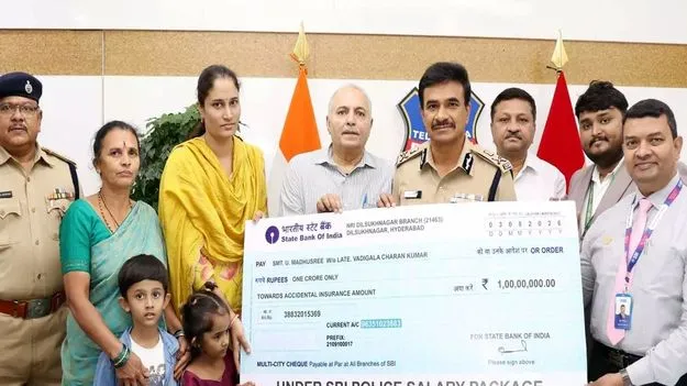 విధి నిర్వహణలో మృతి చెందిన పోలీసుల కుటుంబాలకు బీమా పరిహారం  
