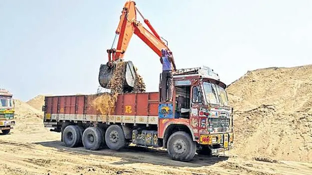 ఐదేళ్లలో ఇసుక లారీలు ఢీకొని 46 మంది మృతి