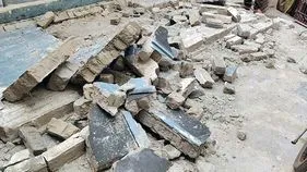 గోడ కూలి విద్యార్థి మృతి