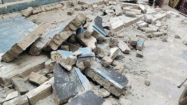 గోడ కూలి విద్యార్థి మృతి