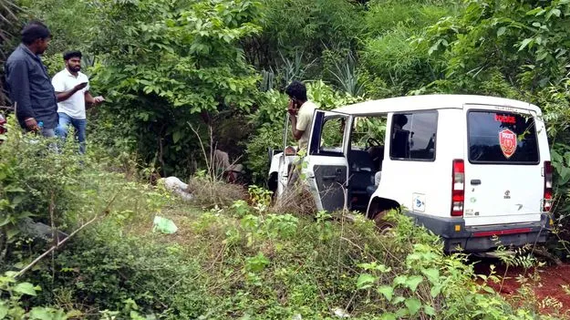 లోయలో పడిపోయిన పోలీస్‌ జీపు