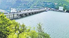 శ్రీశైలంలోకి కొనసాగుతున్న ప్రవాహం