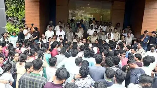 మణిపూర్‌-తెలుగు విద్యార్థినుల కొట్లాట