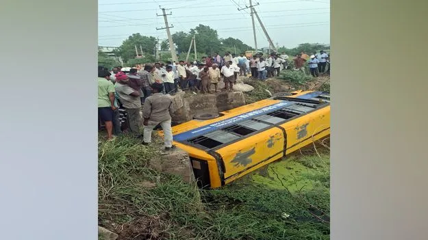 కాల్వలోకి ప్రైవేట్‌ స్కూల్‌ బస్సు బోల్తా