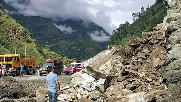 బద్రీనాథ్‌ హైవేపై కూలిన కొండచరియలు