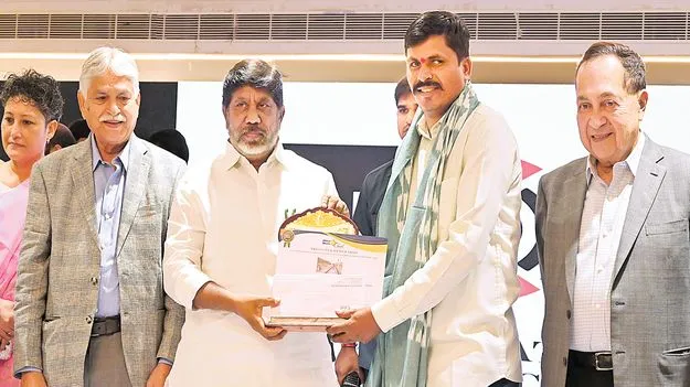 పాలకులను నిలదీసే పత్రికా స్వేచ్ఛను స్వాగతిస్తాం