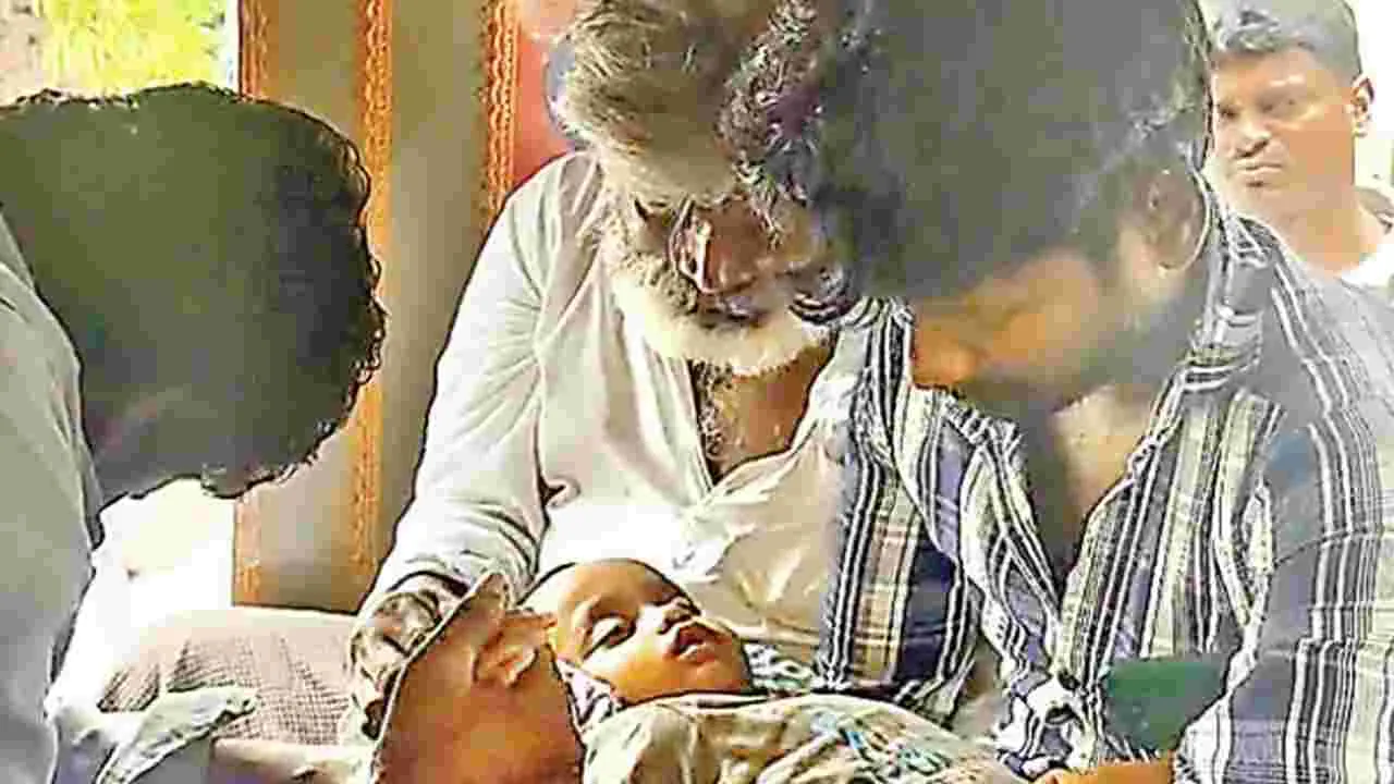 బస్సు చక్రాల కింద పడి మృతిచెందిన మూడేళ్ల చిన్నారి