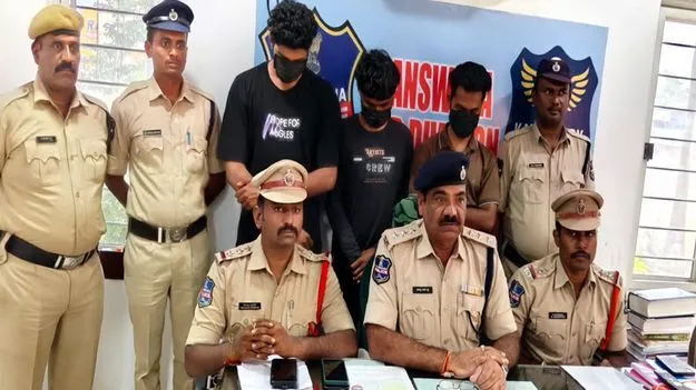 ఇద్దరు అంతర్రాష్ట్ర గంజాయి స్మగ్లర్ల అరెస్టు