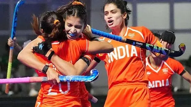 హాకీ అమ్మాయిలకు నజరానా
