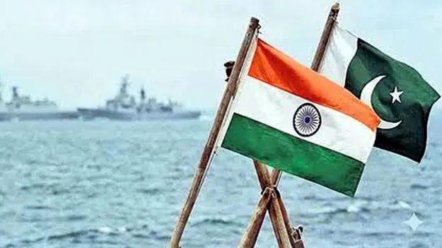 భారత యుద్ధనౌకను ఢీకొన్న పాక్‌ నేవీ నౌక 