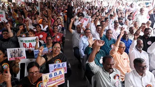 ఉద్యోగులతో పెట్టుకుంటే అంతే!