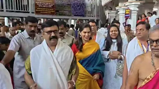 మంత్రాలయం రాఘవేంద్ర స్వామిని దర్శించుకున్న కొణిదెల ఉపాసన..