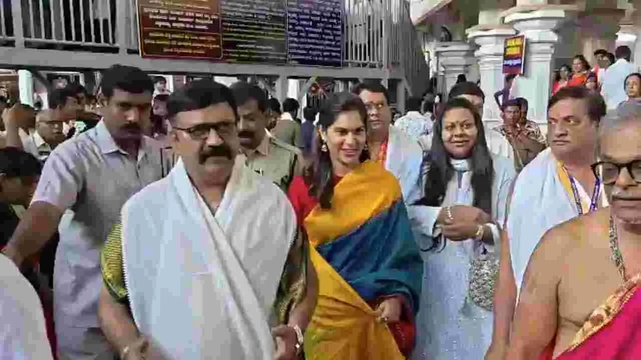 మంత్రాలయం రాఘవేంద్ర స్వామిని దర్శించుకున్న కొణిదెల ఉపాసన..