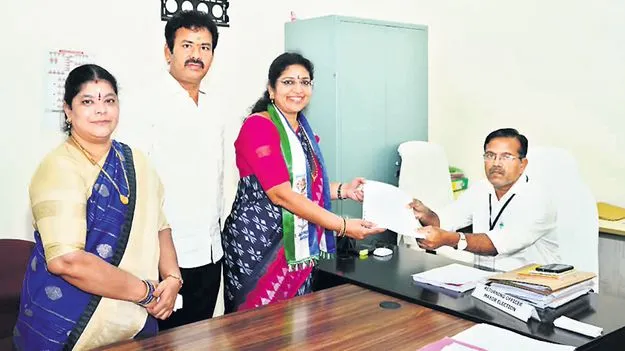 జీవీఎంసీ మేయర్‌ పదవికి ఆరు నామినేషన్లు