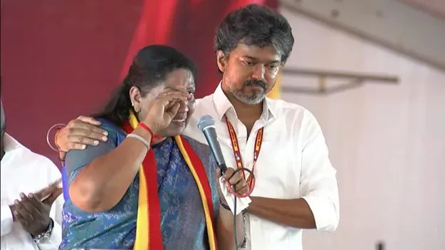 వేదికపై కన్నీళ్లు పెట్టుకున్న ఎమ్మెల్యే అభ్యర్థి.. ఓదార్చిన సీఎం విజయ్..