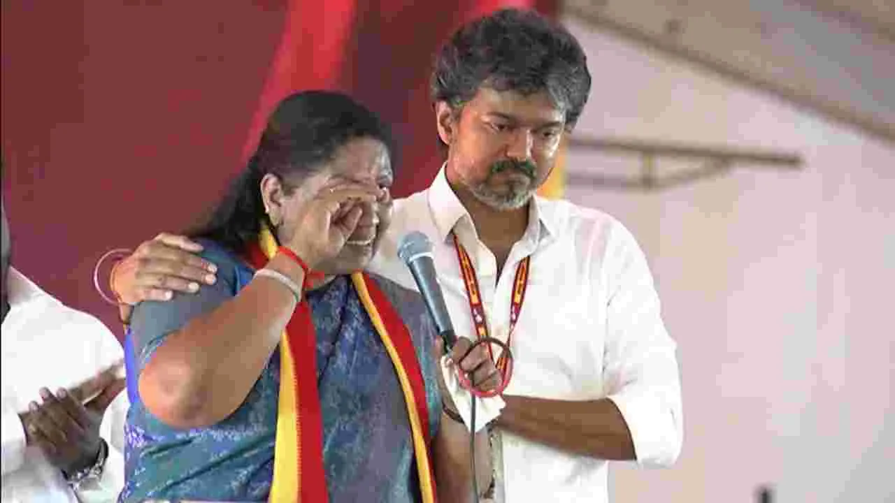 వేదికపై కన్నీళ్లు పెట్టుకున్న ఎమ్మెల్యే అభ్యర్థి.. ఓదార్చిన సీఎం విజయ్..