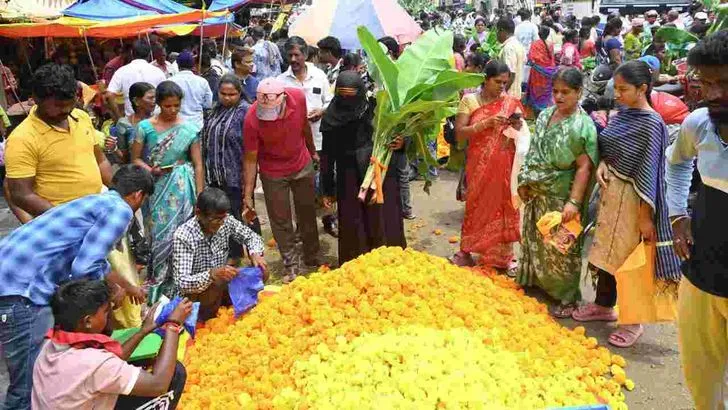 వినాయకచవితి ముందు రోజే.. జనంతో కిక్కిరిసిన మార్కెట్లు