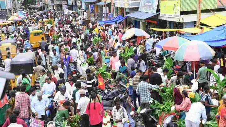 వినాయకచవితి ముందు రోజే.. జనంతో కిక్కిరిసిన మార్కెట్లు