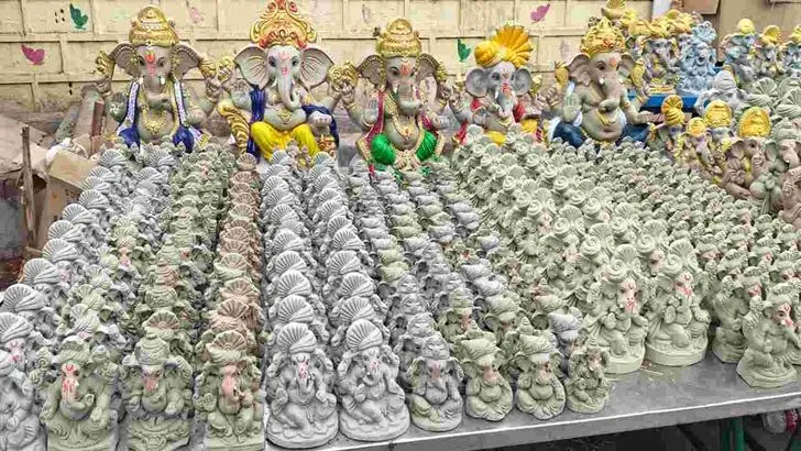 వినాయకచవితి ముందు రోజే.. జనంతో కిక్కిరిసిన మార్కెట్లు