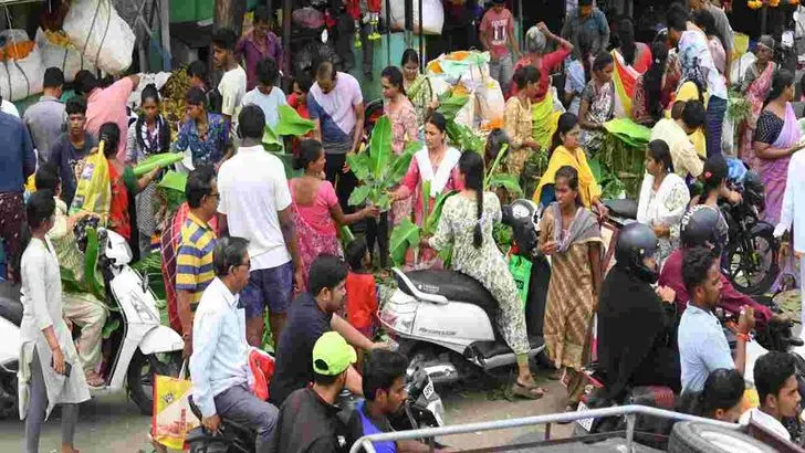 వినాయకచవితి ముందు రోజే.. జనంతో కిక్కిరిసిన మార్కెట్లు