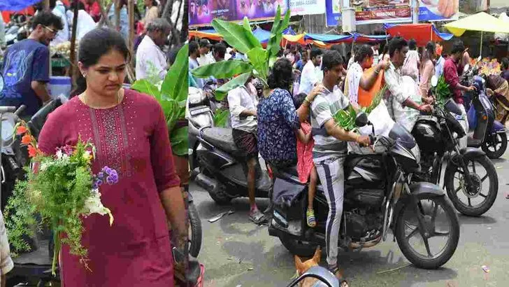 వినాయకచవితి ముందు రోజే.. జనంతో కిక్కిరిసిన మార్కెట్లు