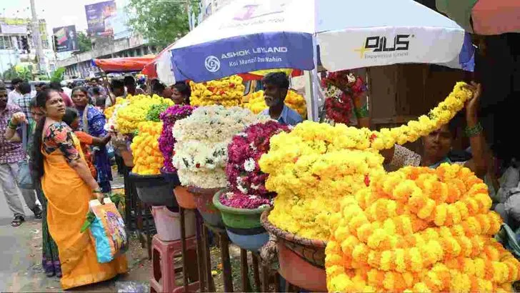 వినాయకచవితి ముందు రోజే.. జనంతో కిక్కిరిసిన మార్కెట్లు
