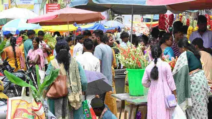 వినాయకచవితి ముందు రోజే.. జనంతో కిక్కిరిసిన మార్కెట్లు