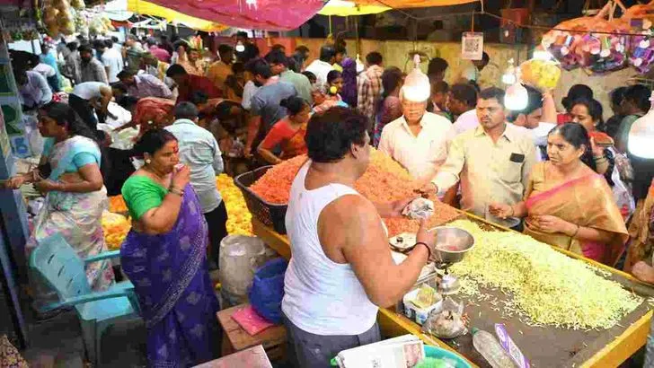 వినాయకచవితి ముందు రోజే.. జనంతో కిక్కిరిసిన మార్కెట్లు