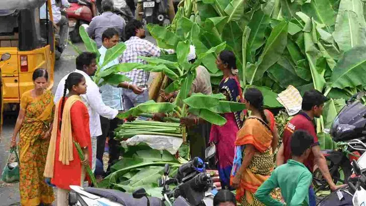వినాయకచవితి ముందు రోజే.. జనంతో కిక్కిరిసిన మార్కెట్లు