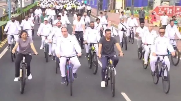 విశాఖలో సందడిగా సండేస్ ఆన్ సైకిల్.. ఆర్కే బీచ్‌లో బ్రిక్స్ దేశాల మంత్రుల సైక్లింగ్..
