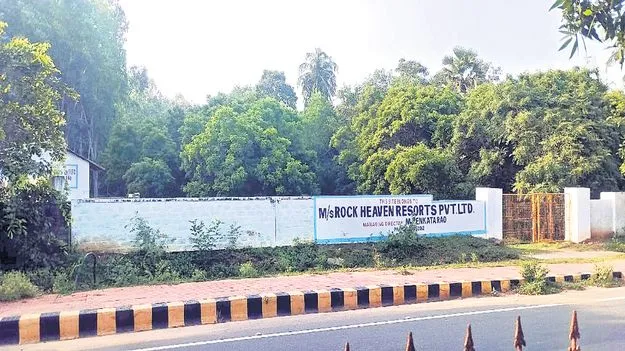 ప్రభుత్వ భూమికి ఎసరు
