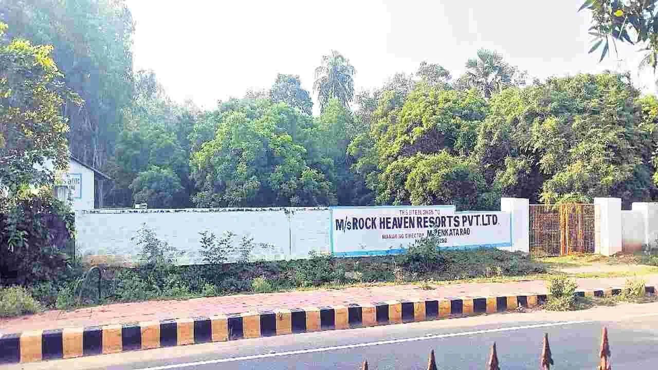 ప్రభుత్వ భూమికి ఎసరు