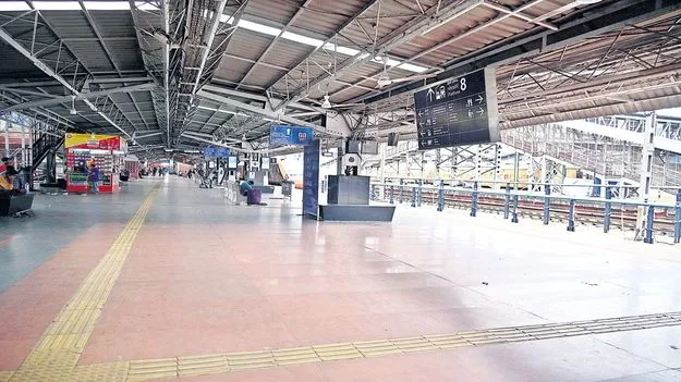 బోసిపోయిన రైల్వే స్టేషన్‌
