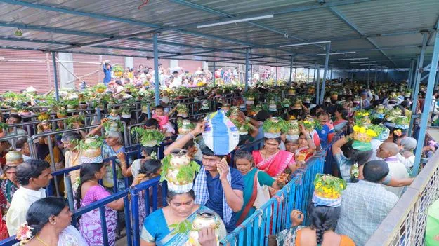 జనసంద్రమైన బద్ది పోచమ్మ సన్నిధి