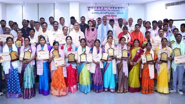 విద్యార్థులను అన్ని రంగాల్లో తీర్చిదిద్దాలి